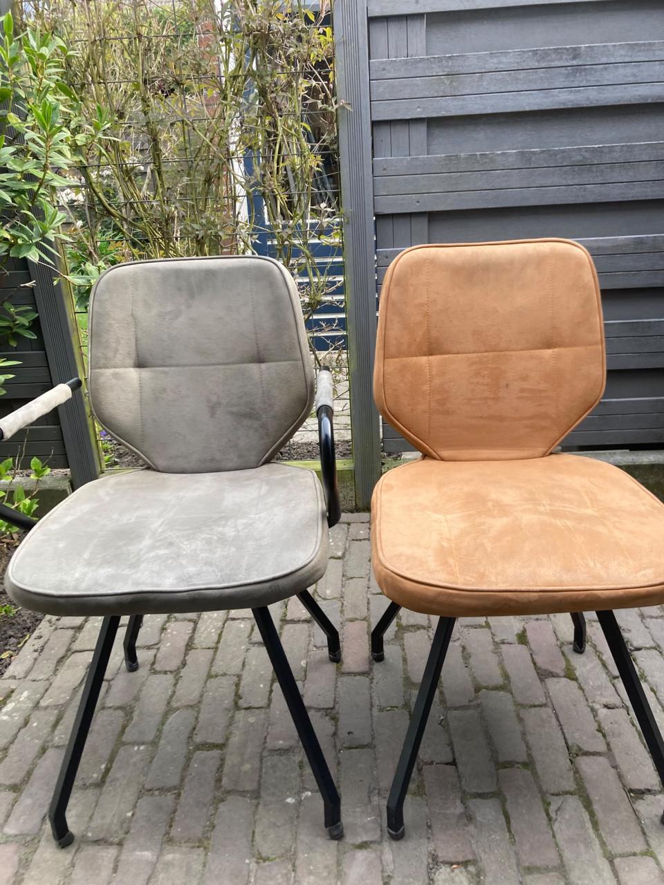 6  gekleurde eetkamerstoelen