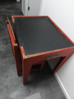 Antiek vintage school kinder tafeltje en stoeltje ter decoratie