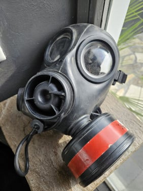 Mooie militaire gasmasker Avon FM 12 NBC in goede staat...