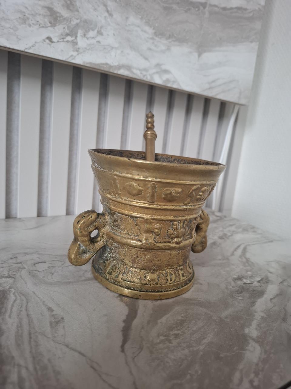 Antieke Bronzen Vijzel met Stamper -bronzen vijzel 1595.