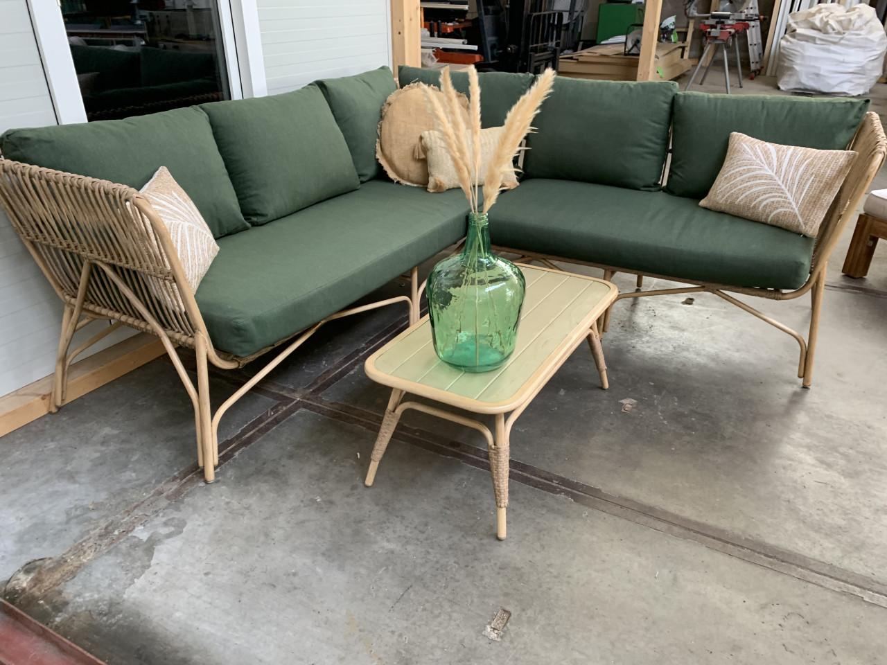 Loungeset met kussens en tafel.