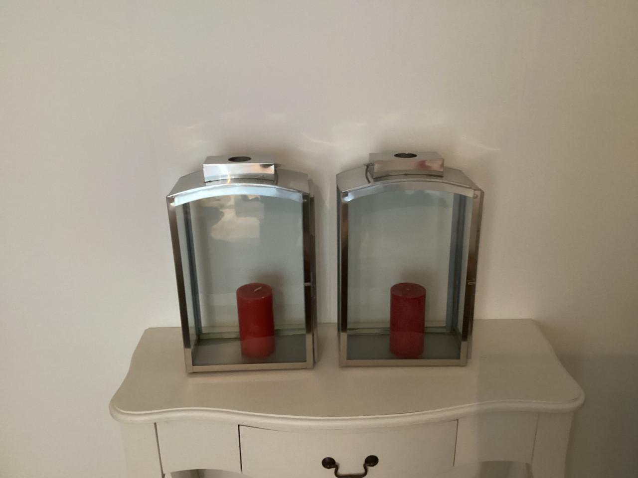 2 moderne windlichten