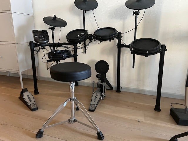 Elektrische drumset van Alesis incl. koptelefoon en krukje