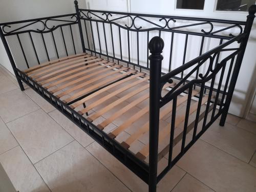 Leuk metalen bed 90 x 200 (in goede staat )