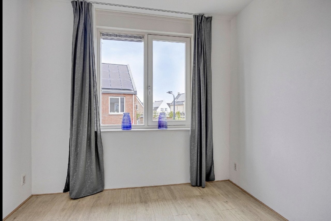 Instapklare twee onder een kap woning met garage in de Goese wijk Mannee