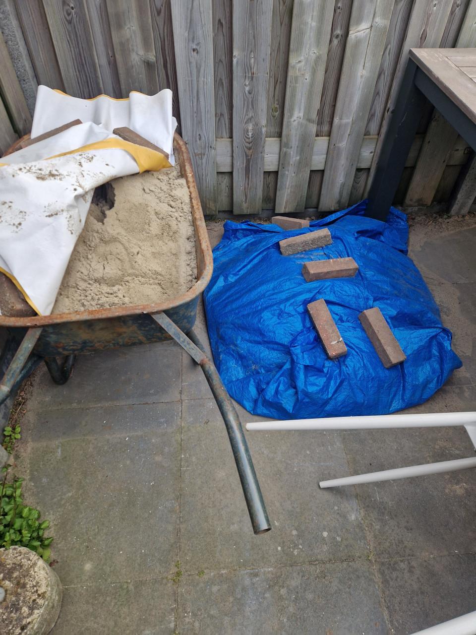 Betonbanden en 2 kruiwagens zand gratis