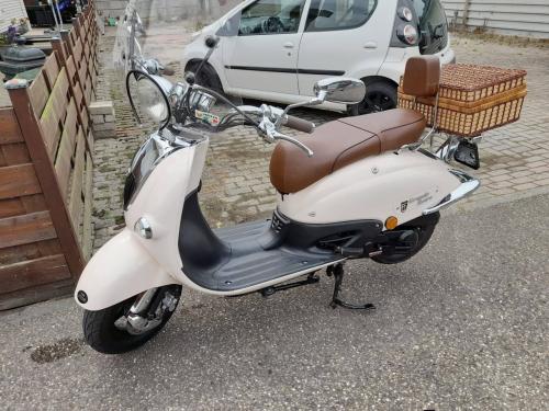 Scooter 2 stuks in goede staat  bouwjaar 2011 en 2014 €750