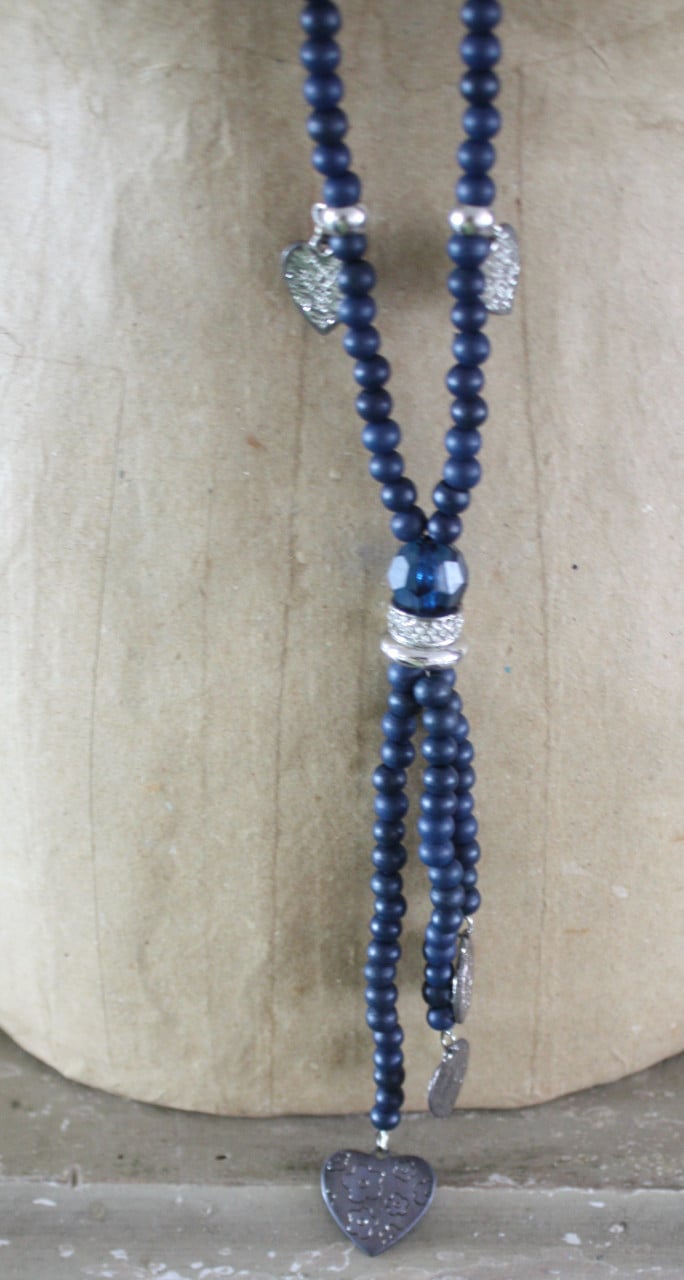 Blauwe houten ketting met bedels