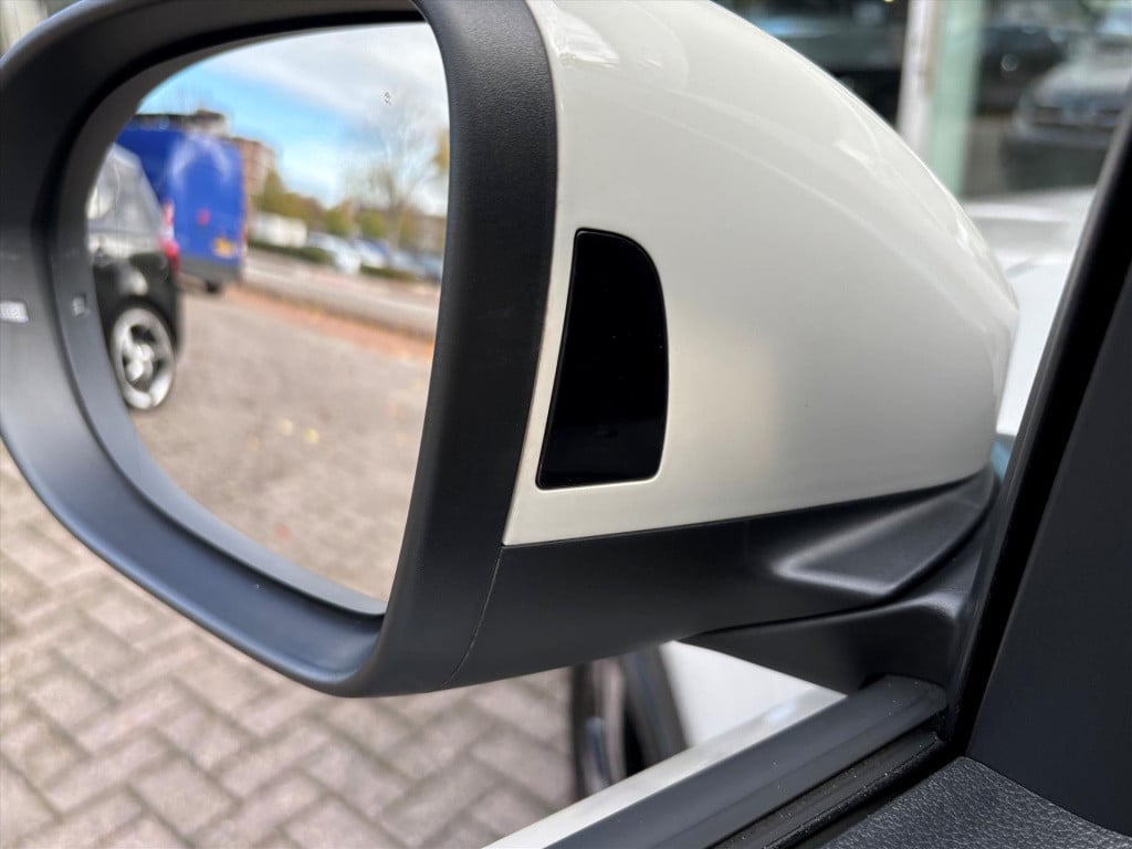 Volkswagen T-roc 1.5 tsi 150pk 7-dsg r-line|dode hoek|carplay| elek klep| r