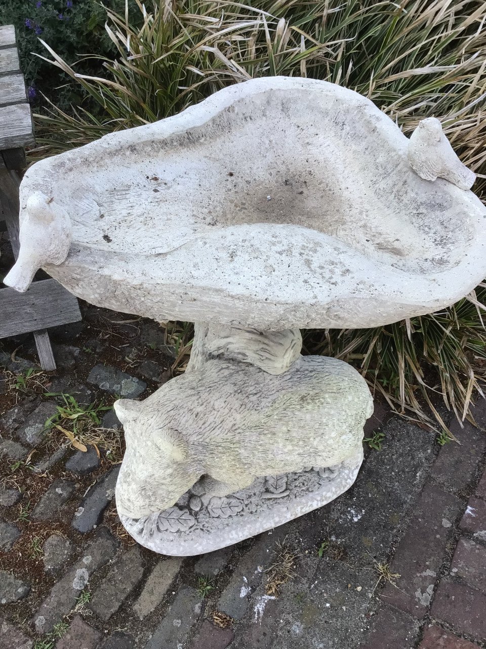 Betonnen vogeldrinkbak