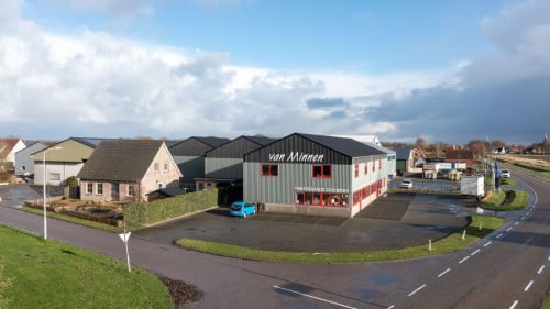 Grote loods met 1440 M² verkoopoppervlakte op in zichtlocatie in Ijzendijke