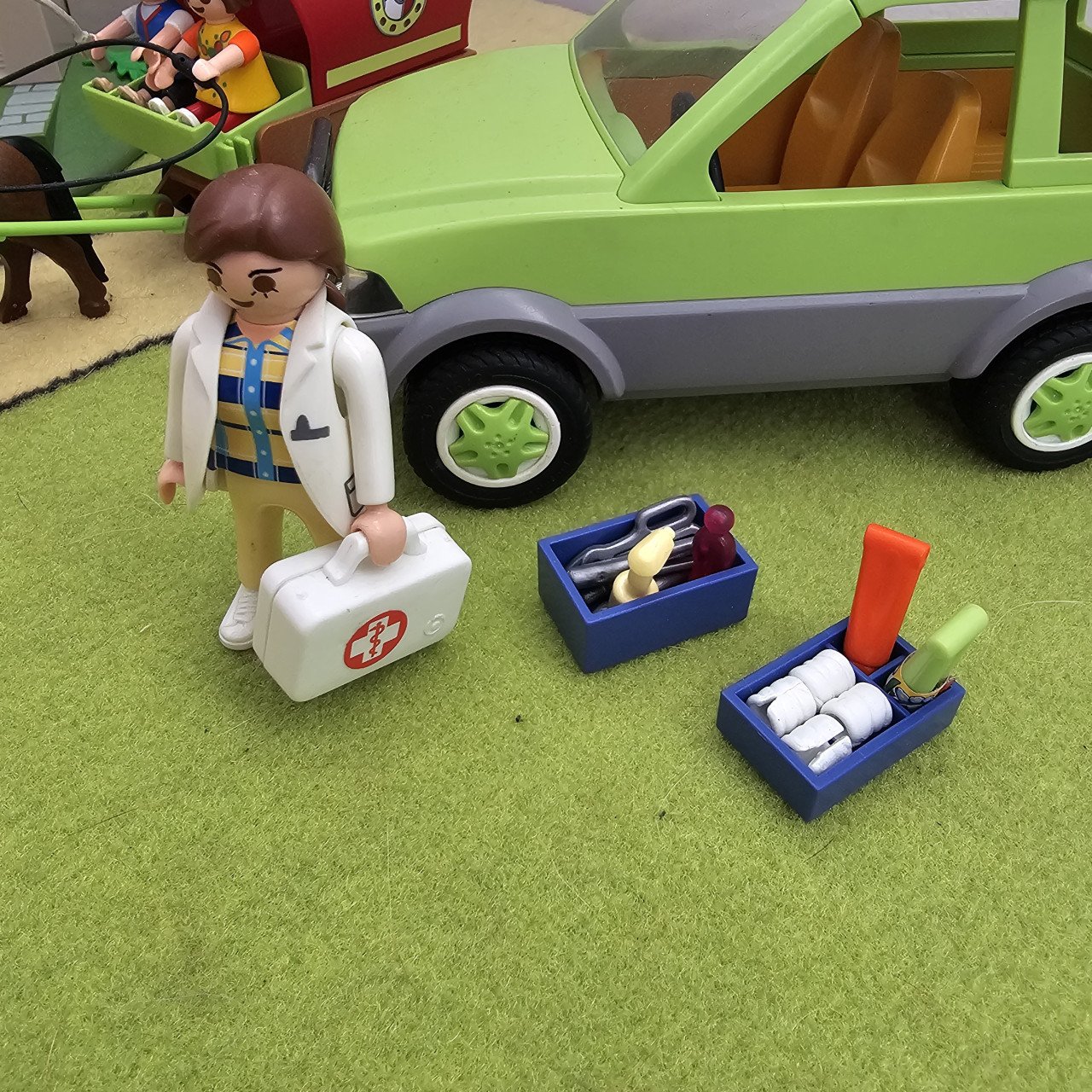 Playmobil paarden wasplaats koetsjes dierenarts paardenbox