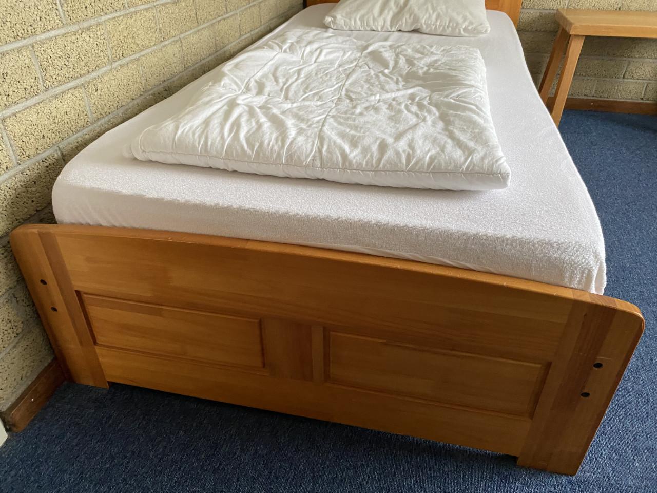 2 houten ledikanten 200 x 90 cm