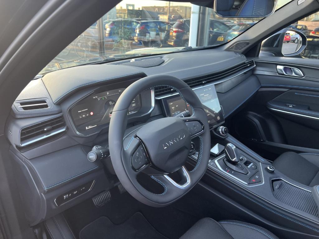 Lynk & Co 01 1.5 261pk phev , black edition ,360gr camera , pano dak , adap