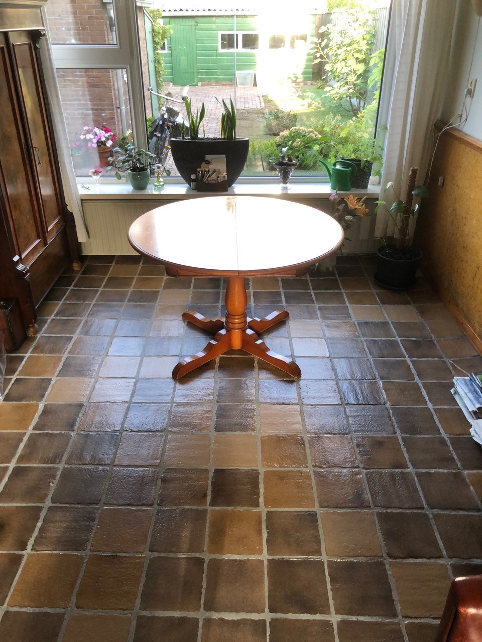 Ronde houten eettafel.