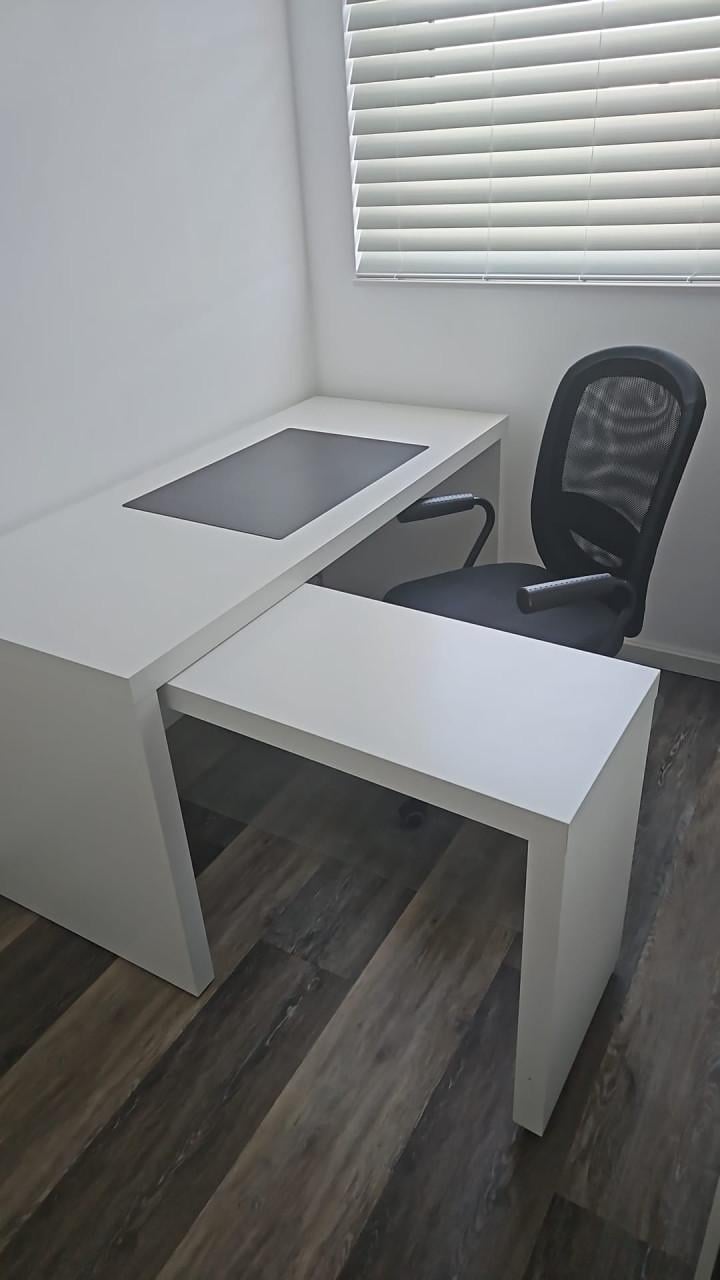 Bureau met bureaustoel en accessoires