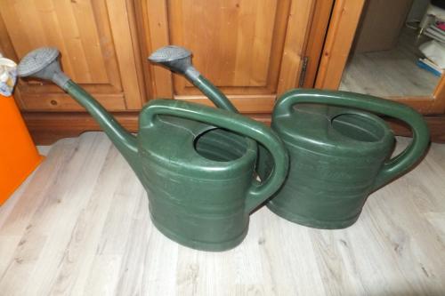 2 groene gieters van 10 liter