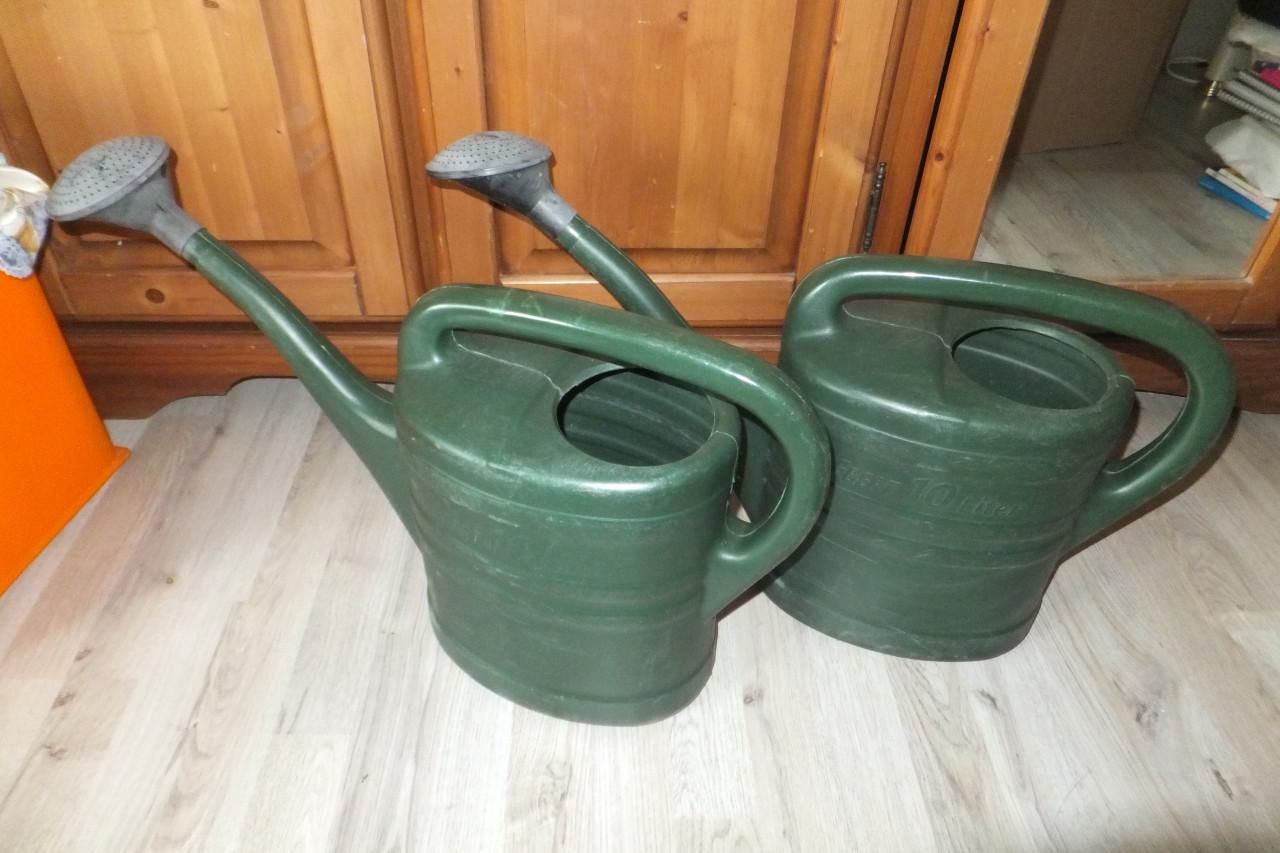 2 groene gieters van 10 liter