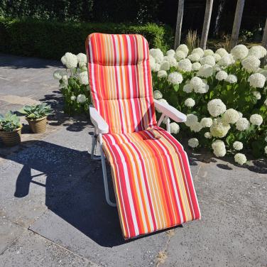Tuinstoel met vrolijk kussen