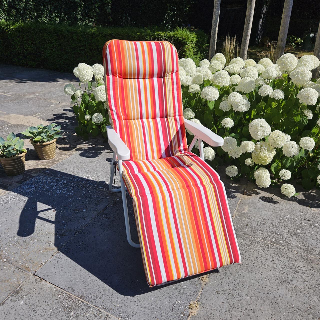 Tuinstoel met vrolijk kussen
