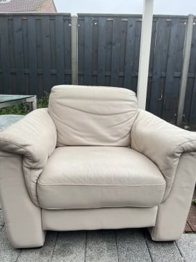 Te koop: leren 1-persoons zitbank.