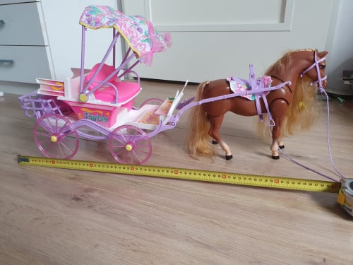 Zeeldzaam: (Vintage) Barbie speelgoed. O.a. dit paard met koets