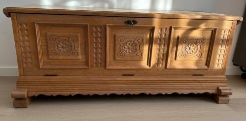 Blank eiken dekenkist van massief hout met sierlijk snijwerk