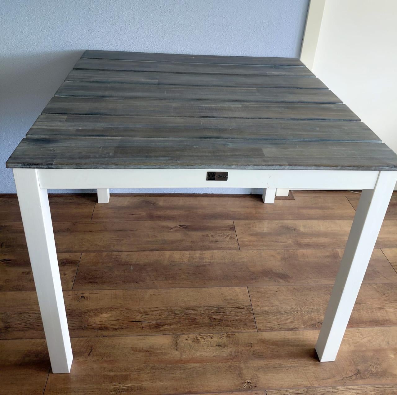 Leuke eettafel met 3 stoelen