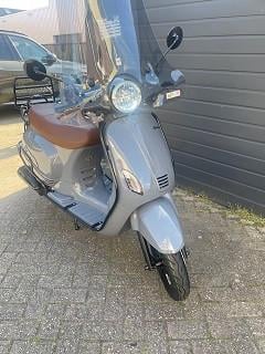 Direct leverbaar nieuwe Santini Capri Vespa scooters actie  1729 klaar