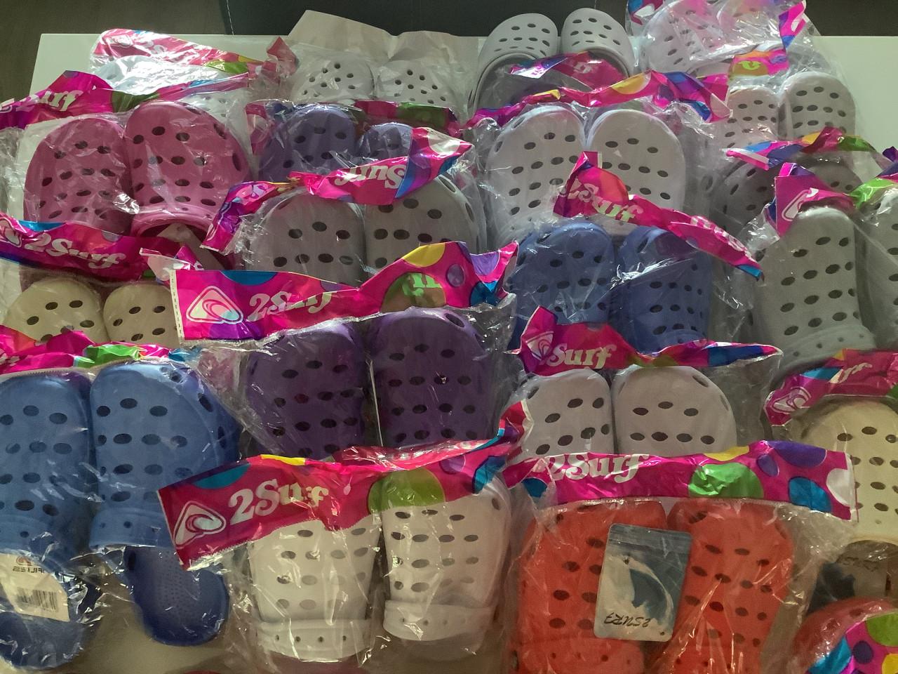 Partij plastic kinderklompen. ( partij 103)