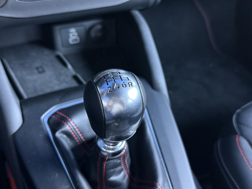 Ford Focus wagon 1.0 ecoboost hybrid st line x | leder interieur | draadloo
