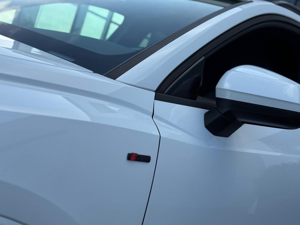 Audi Q3 35 tfsi 3x s-line* keyless * matrix led * camera * carplay