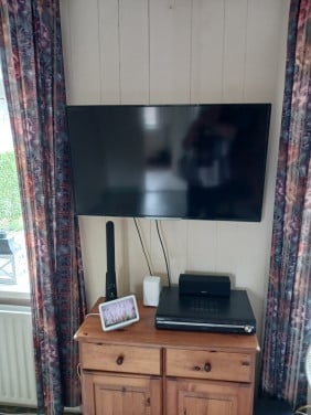 Televisie 90 cm met sterke draai en kantelbare wand steun.