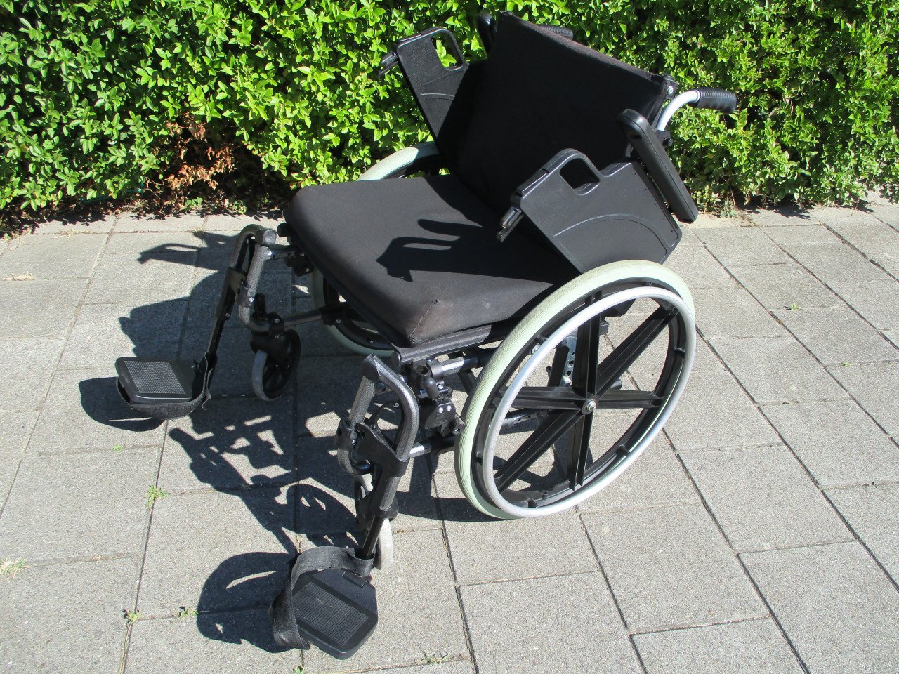 Te koop QUICKIE rolstoel voor grotere en zwaardere mensen (max 150 kg )