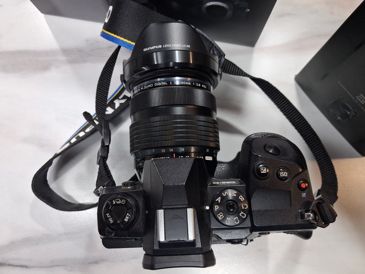 OLYMPUS OM-D E-M1X camera en een 12-40mm PRO lens