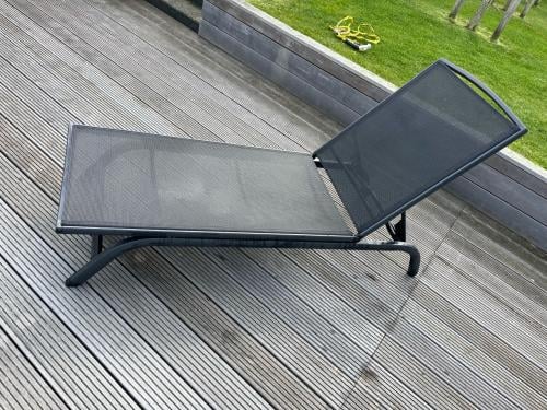 Ligbed 200 cm x 63 cm.