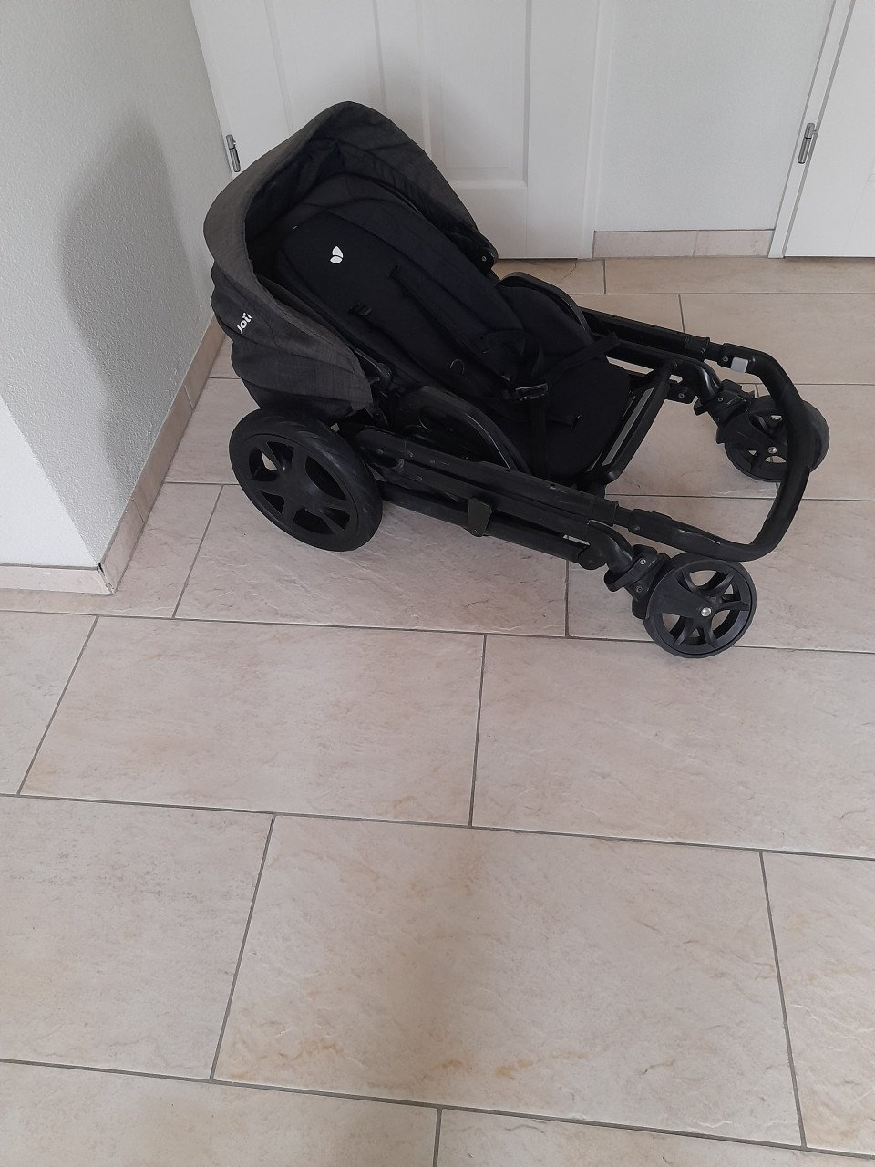 Joie Wandelwagen ( in goede staat )  De kinderwagen is erg wendbaar