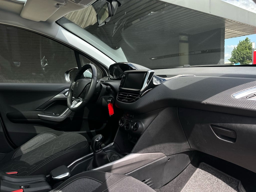 Peugeot 2008 1.2 t blue lion // panoramadak // apple carplay //