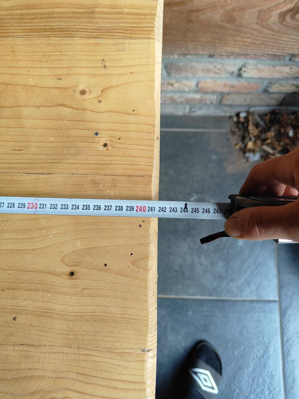 Mooie industriële tuintafel