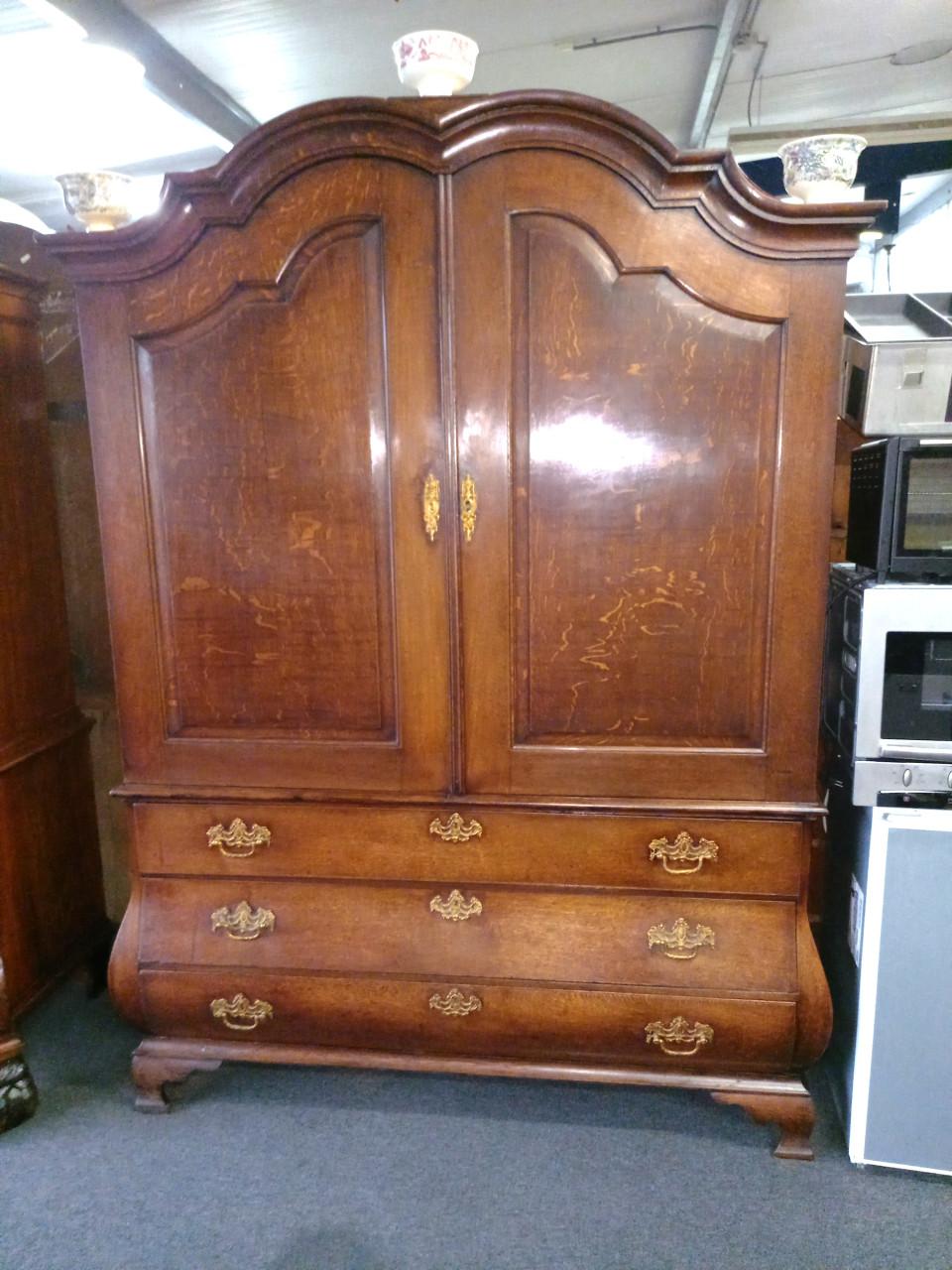 Wegens aanschaf nieuwe vloer ruimte nodig Zeeuws antiek kabinet ea