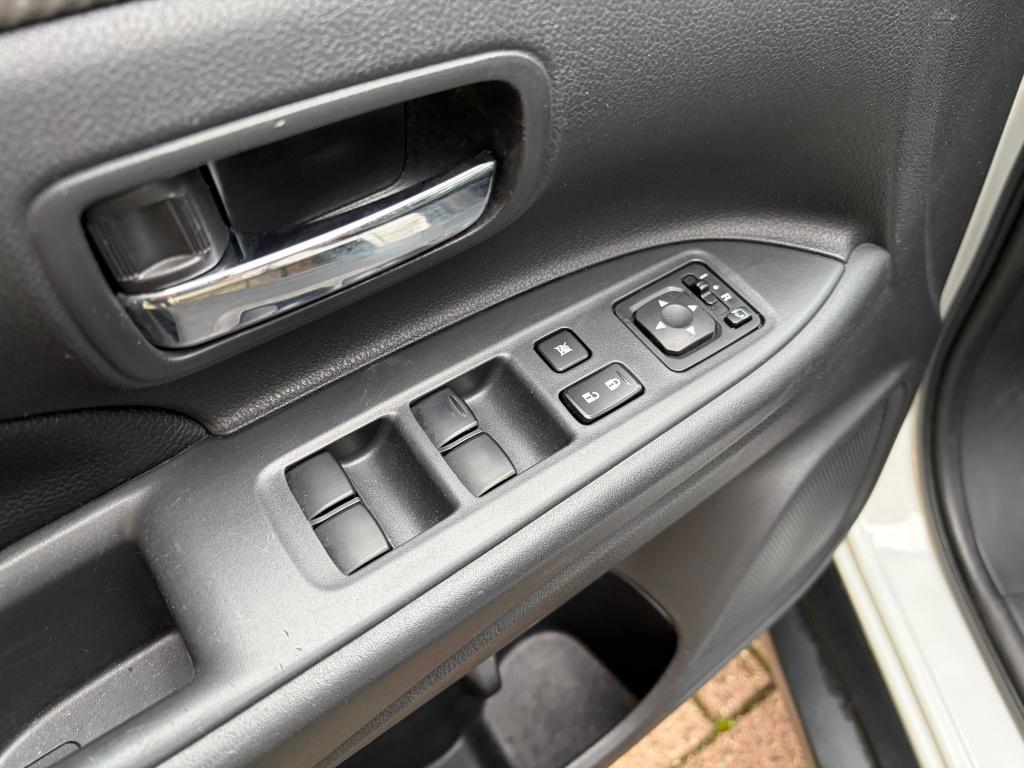 Mitsubishi Outlander 2.0 instyle | 7 peroons | trekhaak