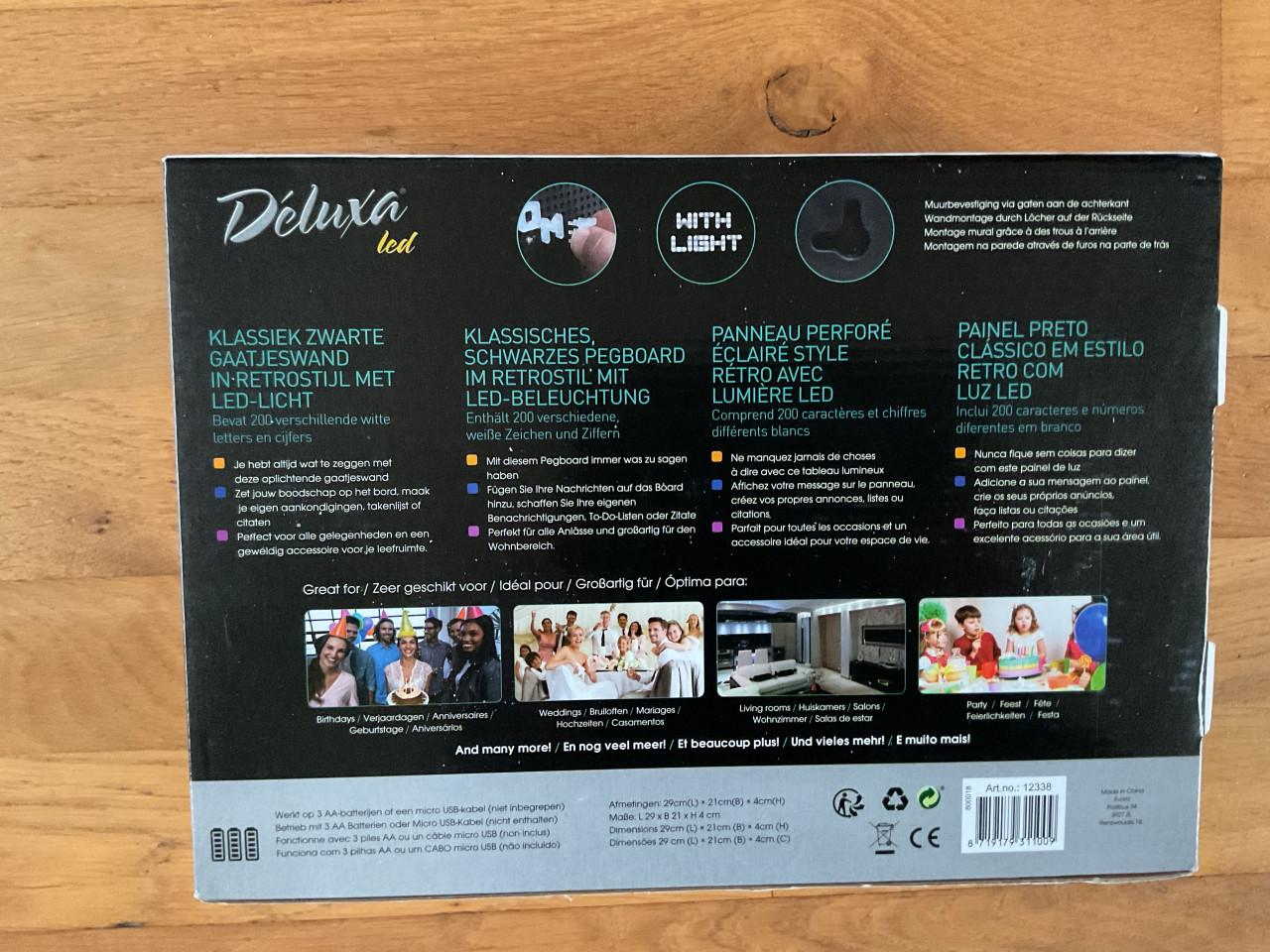 Zwarte gaatjeswand met led licht 200 verschillende letters en cijfers