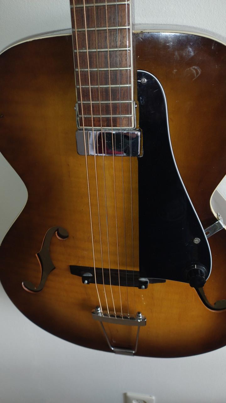 Silvertone vintage archtop ca 1964 met neck reset en Kent Armstrong pickup