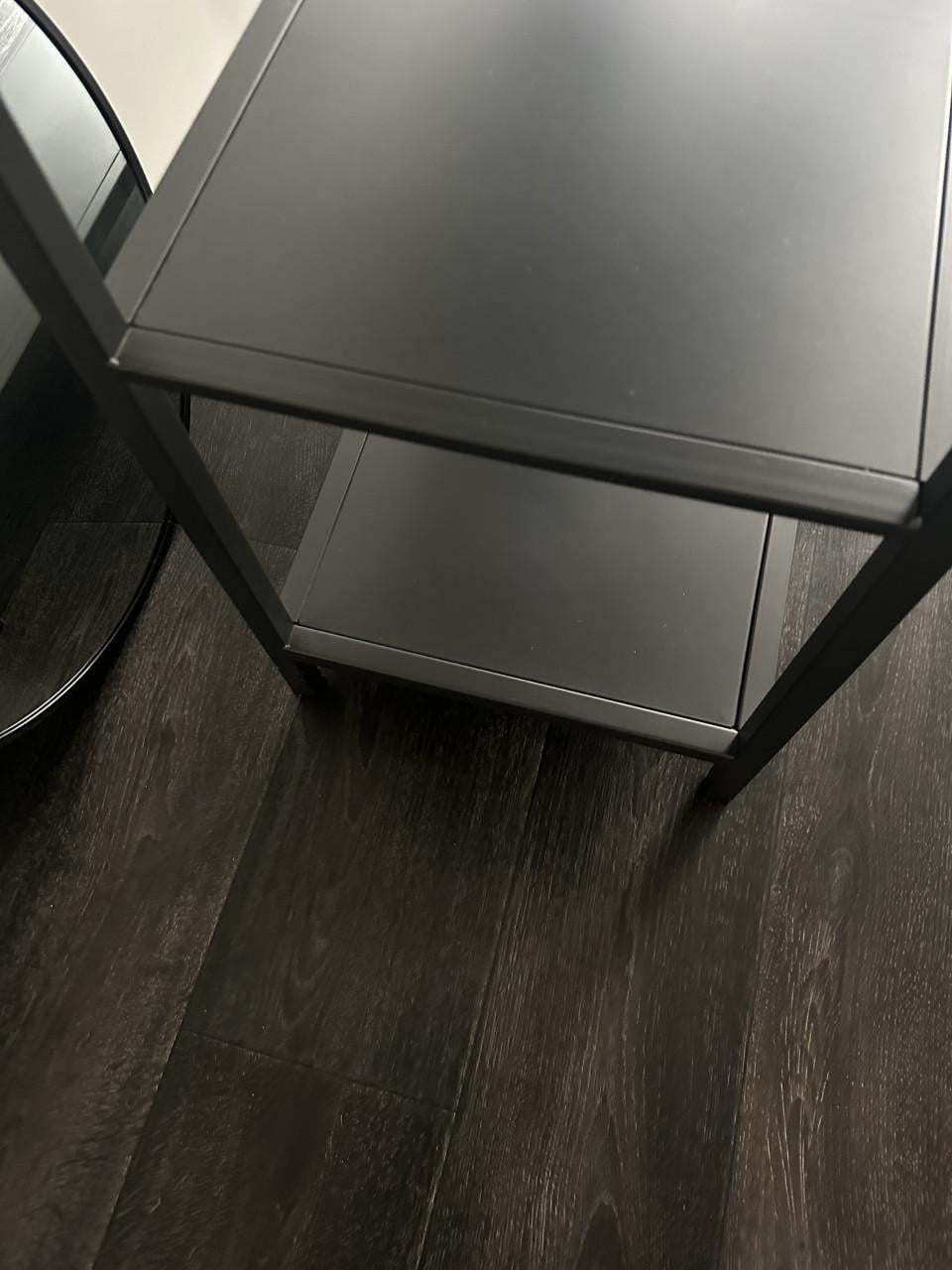 Zwarte side/tafef met twee spiegels