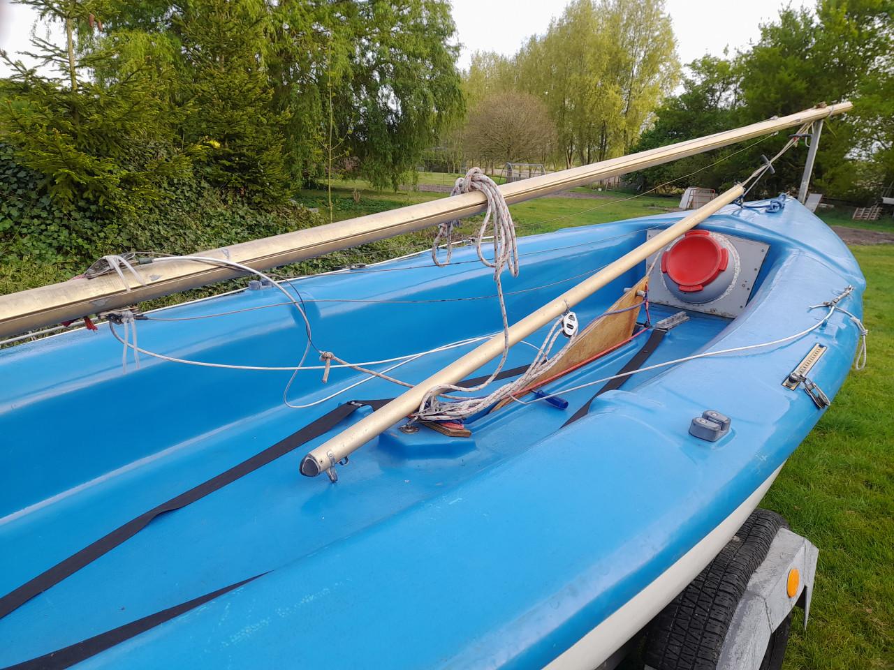 Flying junior zeilbootje met wegtrailer