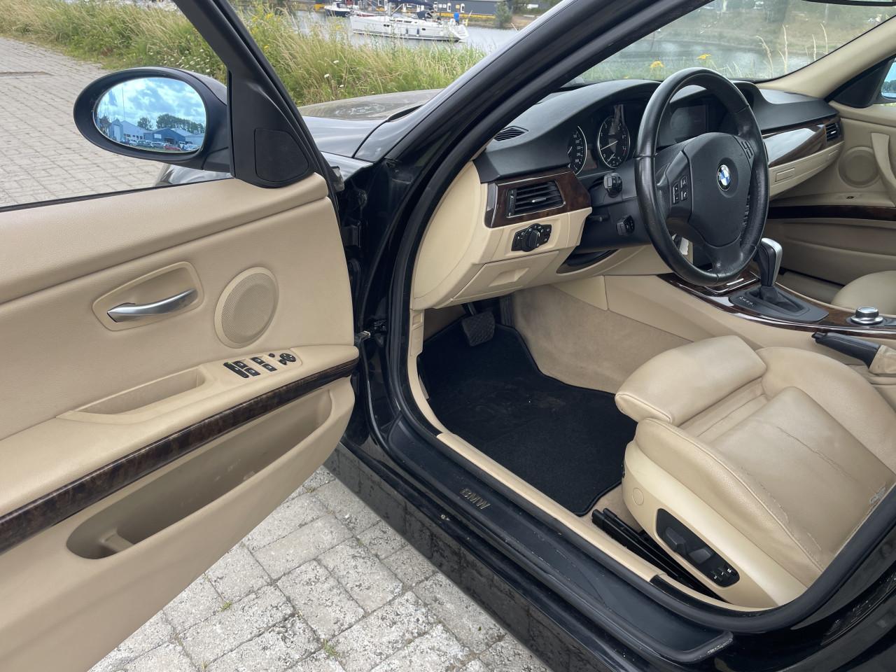BMW 320i high executive 129000 km