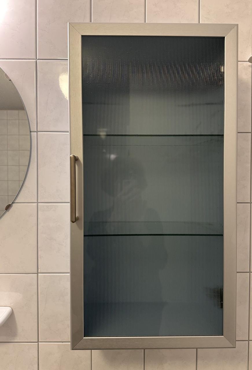 Nette wastafel, ronde spiegel, verlichting,, 2 hangkastjes