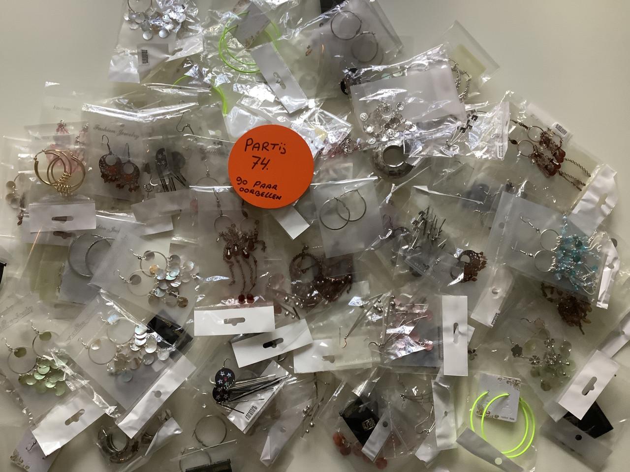 **** partij nieuwe oorbellen voor bodemprijsje *****(p-74)