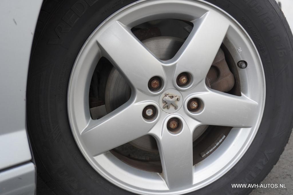 Peugeot 407 2.0-16v xr pack automaat