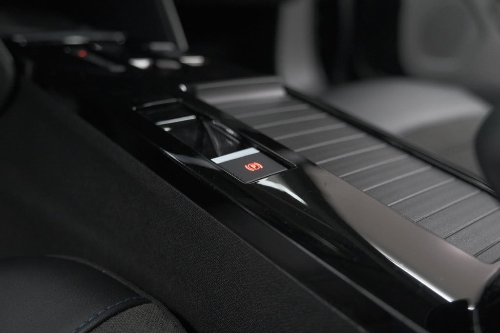 Citroen C4 puretech 131 eat6 shine | camera | head-up display | navigatie |